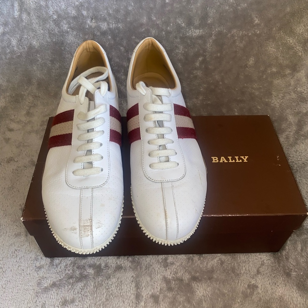 Bally golf style sneaker.